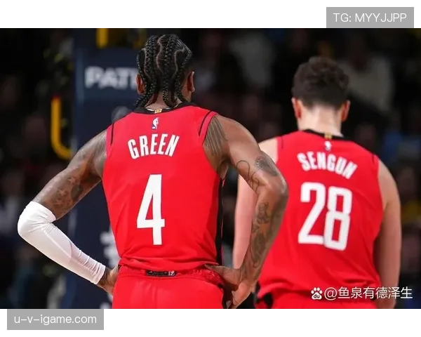 约什·史密斯利用突破拉开内线防守差距，提升球队关键时刻得分效率