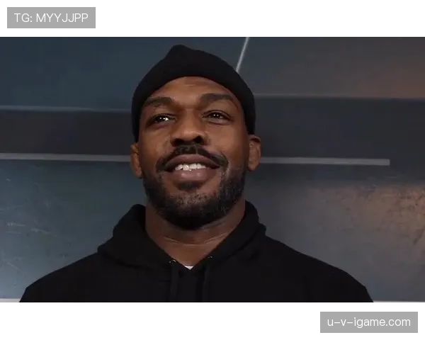 乔恩·琼斯又晒训练房，器械精致得像展厅，我的客厅瞬间尴尬